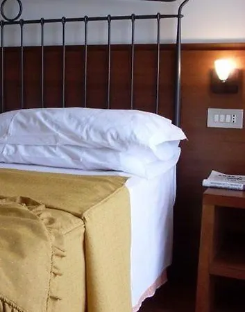 Isola Di Lauria מלון 3*